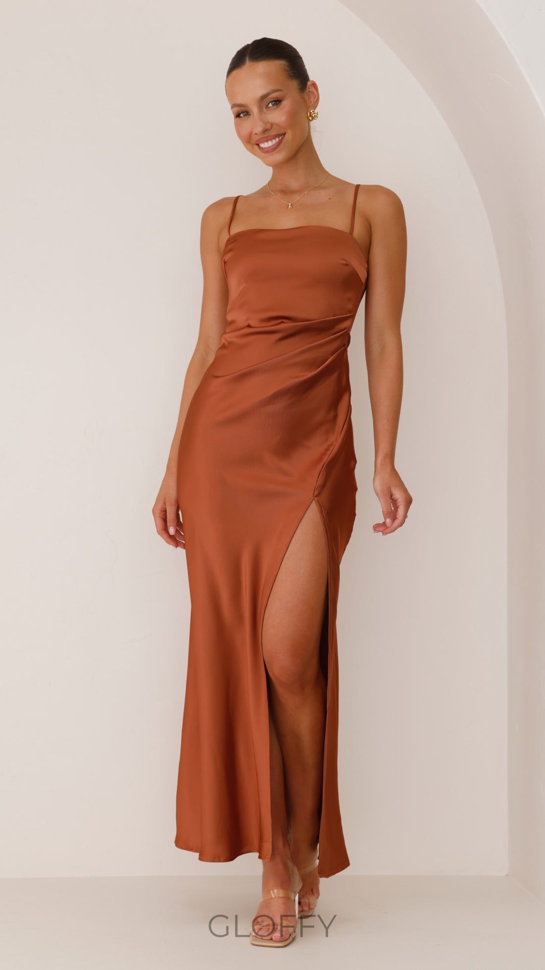 Moda Yırtmaçlı Askılı Elbise