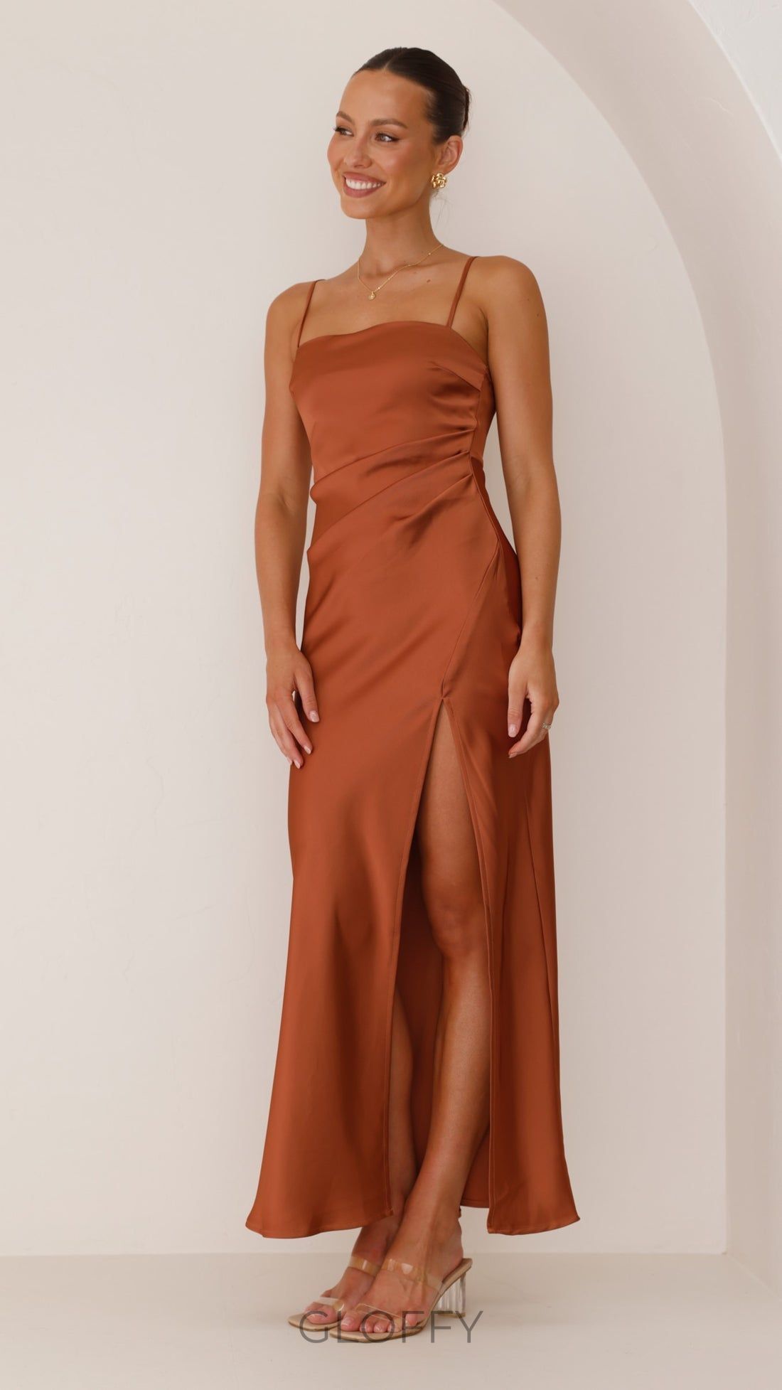 Moda Yırtmaçlı Askılı Elbise