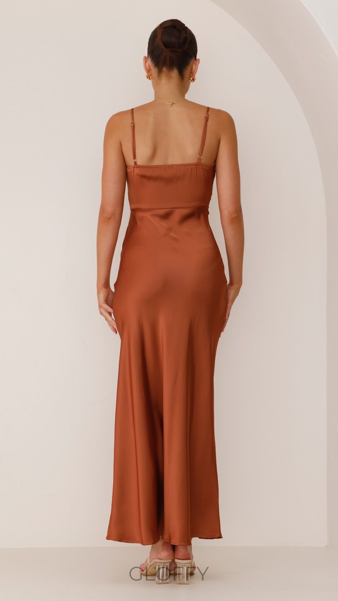 Moda Yırtmaçlı Askılı Elbise