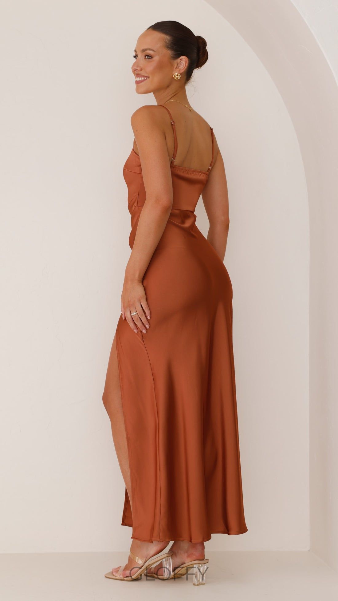 Moda Yırtmaçlı Askılı Elbise