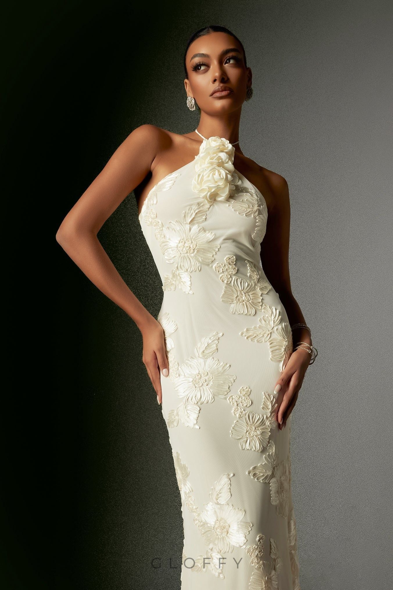 Élodie Beyaz Çiçek İşlemeli Halter Yaka Maxi Elbise