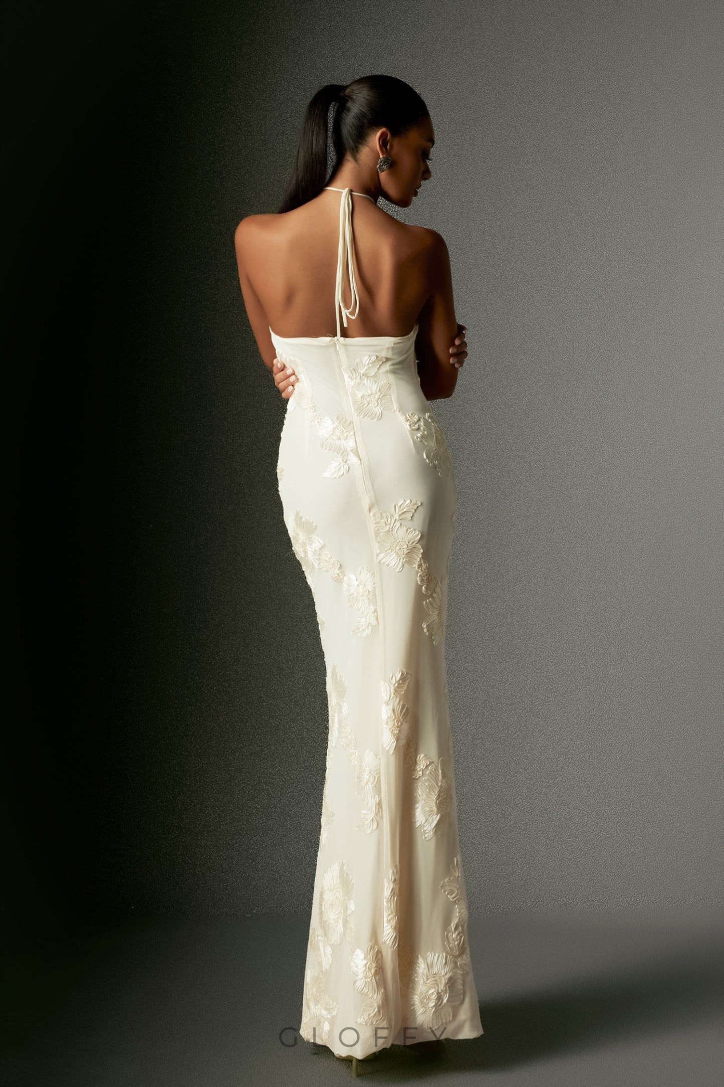 Élodie Beyaz Çiçek İşlemeli Halter Yaka Maxi Elbise