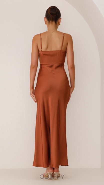 Moda Yırtmaçlı Askılı Elbise