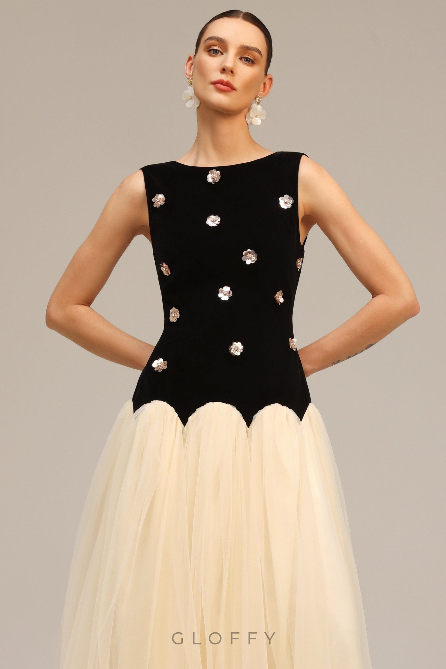 Vivianne Işıltılı Çiçek Detaylı Kolsuz Maxi Elbise