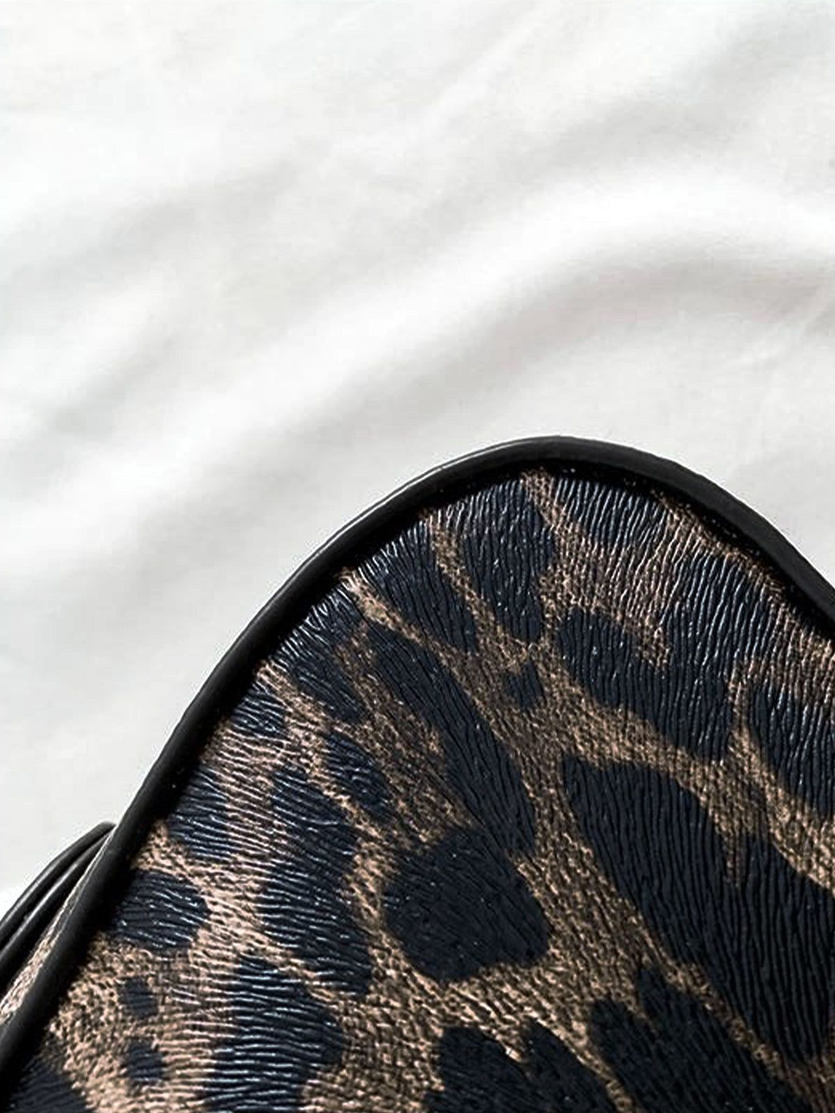 Leopar Baskılı Toka Flap Koltuk Altı Çantası