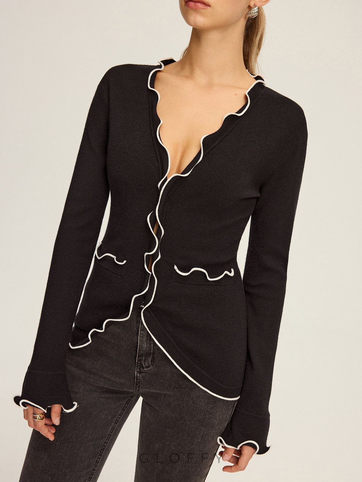 Triko V Yaka Fırfırlı Hırka – Siyah