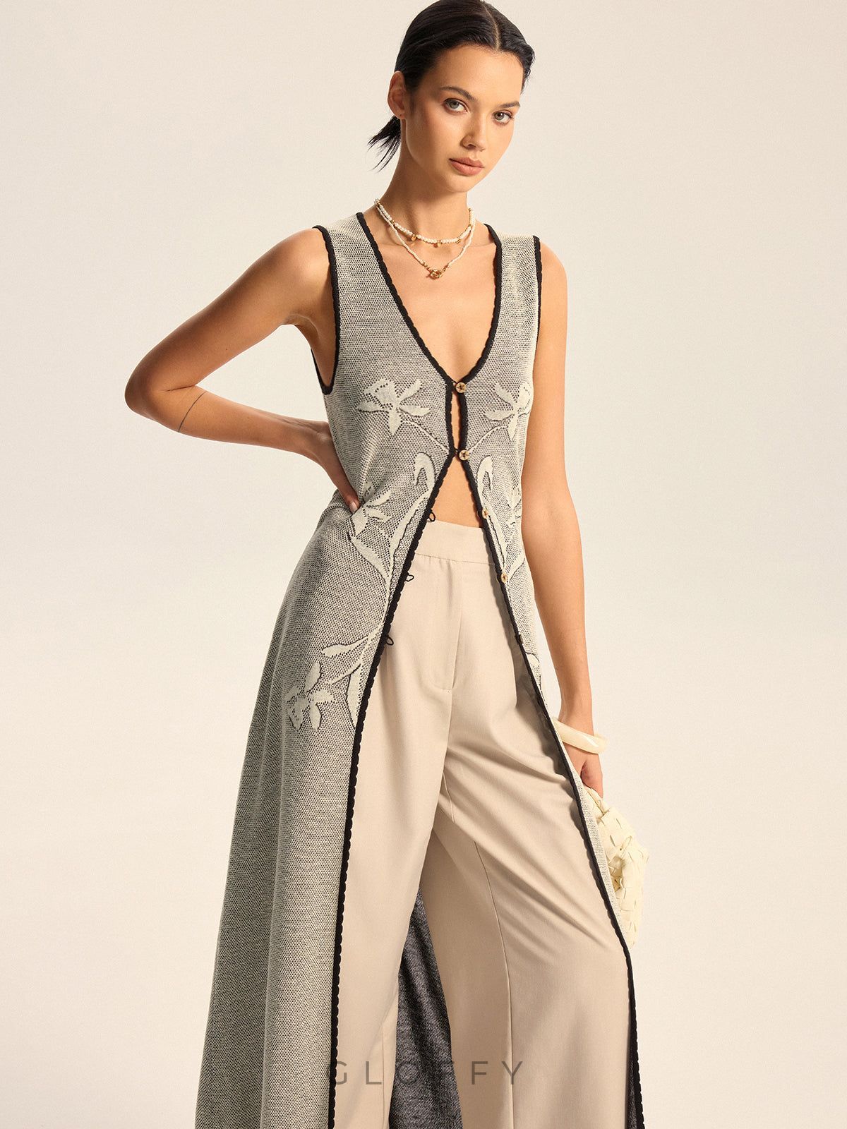 Çiçek Desenli V Yaka Düğmeli Uzun Süveter – Bej